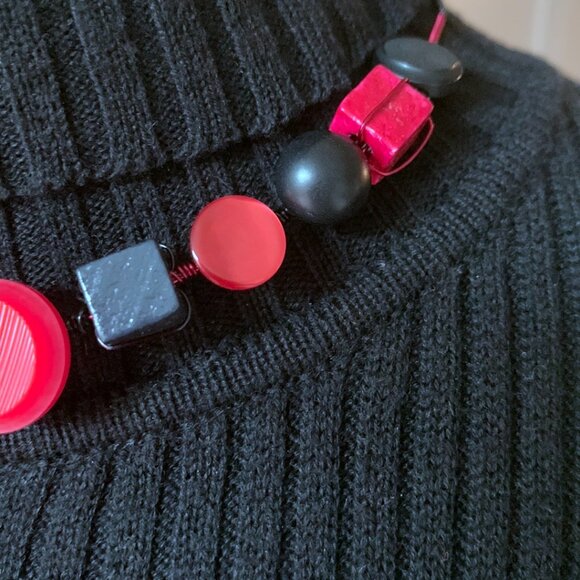 Handmade - Vintage Button & Bead Choker Necklace – Red & Black with Bow Detail - Picture 4 of 8